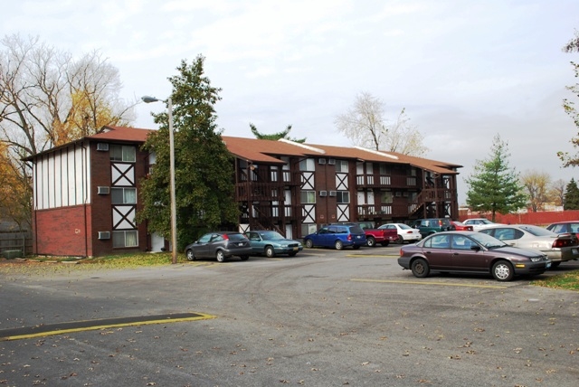 Westown Apartments in Belleville, IL - Building Photo