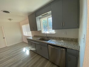 398 W Spring Ln in Lemoore, CA - Building Photo - Building Photo