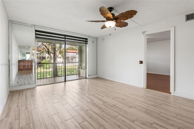 711 S Hollybrook Dr in Pembroke Pines, FL - Building Photo - Building Photo