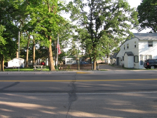 616 W Lake Dr in Detroit Lakes, MN - Foto de edificio