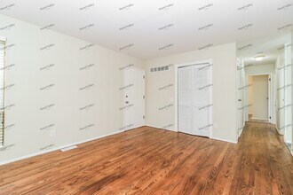 2584 Shorewood Dr in Florissant, MO - Foto de edificio - Building Photo