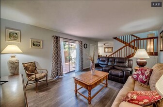5241 Cedarbend Dr, Unit 4 in Ft. Myers, FL - Foto de edificio - Building Photo