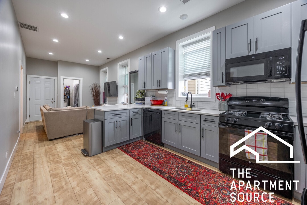 2243 W 23rd Pl, Unit 2R in Chicago, IL - Foto de edificio
