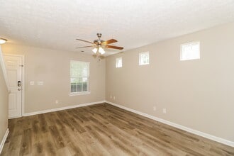 137 Ilex Dr in Canton, GA - Foto de edificio - Building Photo