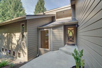 19622 SE 19th St in Sammamish, WA - Building Photo - Building Photo