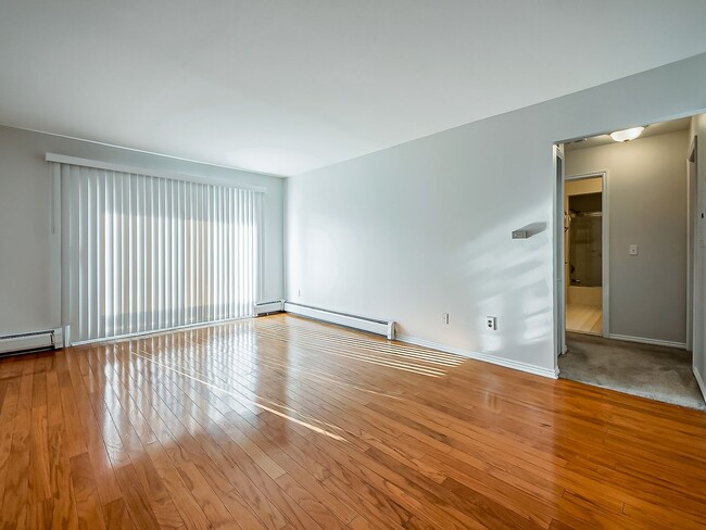 2440 Parmenter Blvd in Royal Oak, MI - Foto de edificio - Building Photo