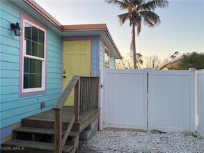 4874 Pine Island Rd in Matlacha, FL - Foto de edificio - Building Photo