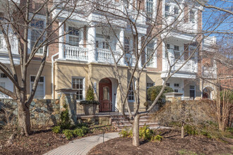 Evan Farm Condos in McLean, VA - Foto de edificio - Building Photo