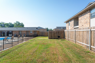 Seasons & Woodale Apartments in Monroe, LA - Building Photo - Building Photo