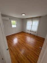 37 Bainbridge Ave, Unit 1 in Melville, NY - Foto de edificio - Building Photo