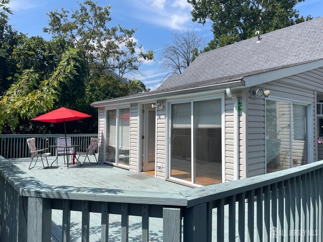 355 Metlars Ln in Piscataway, NJ - Building Photo - Building Photo