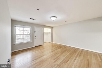 5700 Chapman Mill Dr in North Bethesda, MD - Foto de edificio - Building Photo