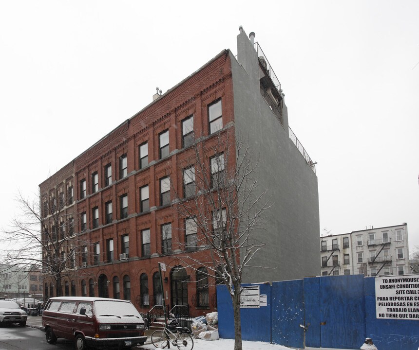 74 Huron St in Brooklyn, NY - Building Photo