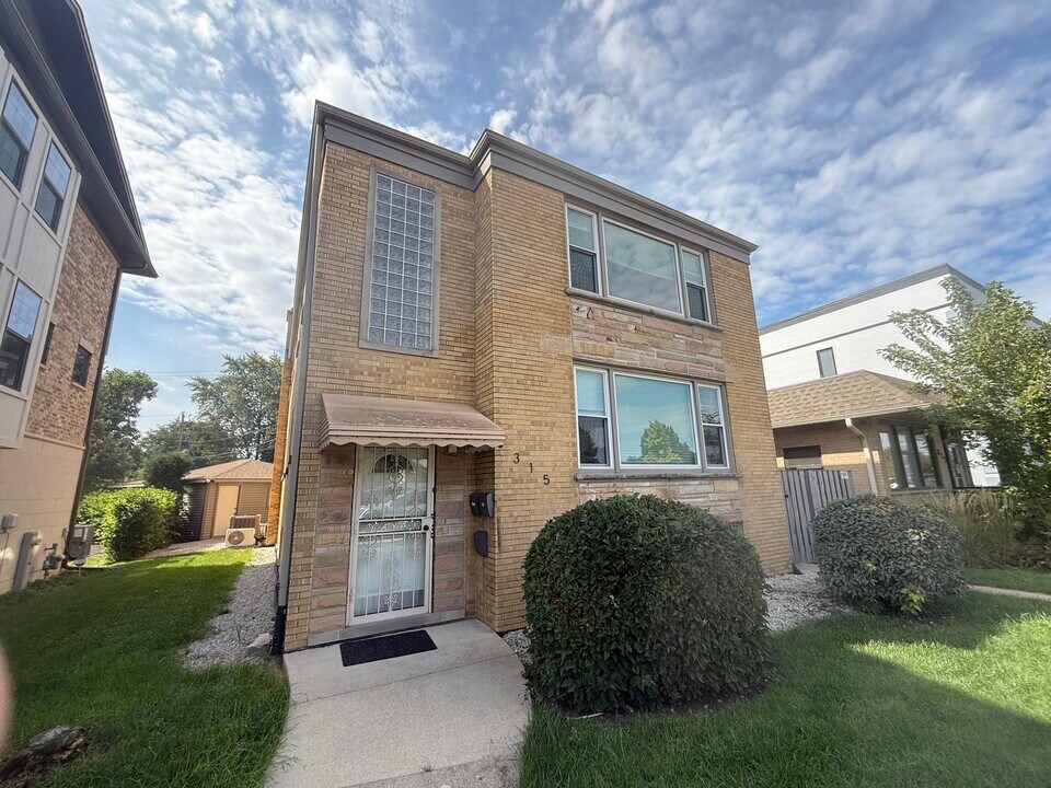 315 W Prospect Ave in Mount Prospect, IL - Building Photo