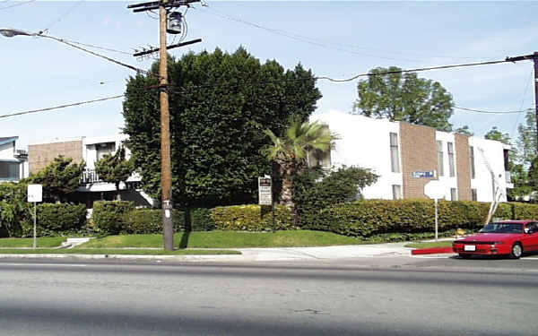 Victory Varna in Van Nuys, CA - Building Photo - Building Photo