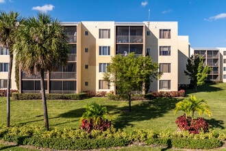 Somerset Grove in Lauderdale Lakes, FL - Building Photo - Building Photo