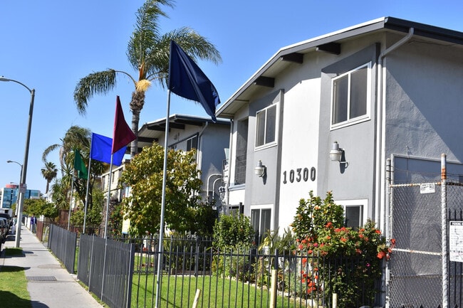 Felton in Inglewood, CA - Foto de edificio - Building Photo