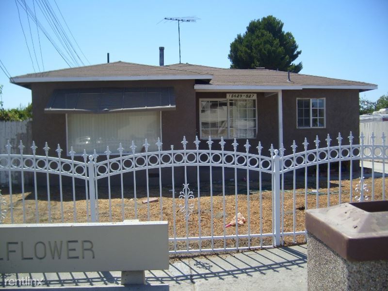 15627 Clark Ave in Bellflower, CA - Foto de edificio