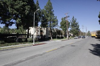 Villa Topanga in Canoga Park, CA - Foto de edificio - Building Photo