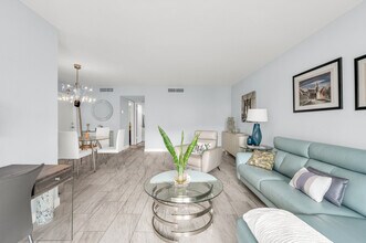 2731 NE 14th Street Cswy in Pompano Beach, FL - Foto de edificio - Building Photo