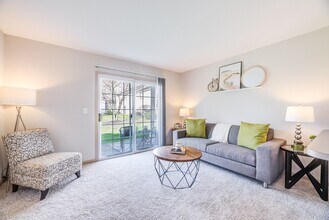 Eastpointe Lakes Apartments and Townhomes in Blacklick, OH - Foto de edificio - Building Photo