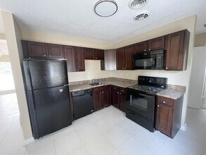 121 Willard Rd NW in Fort Walton Beach, FL - Foto de edificio - Building Photo