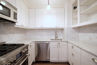 165 Christopher St in New York, NY - Building Photo - Building Photo