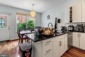 2813 Ogden St in Philadelphia, PA - Building Photo - Building Photo