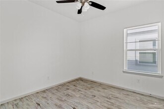 1513 Shavano Dr, Unit 4 in Edinburg, TX - Foto de edificio - Building Photo