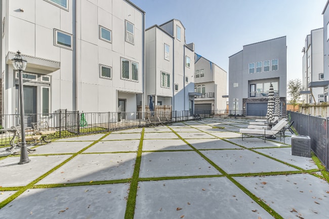 8411 Hempstead Rd in Houston, TX - Foto de edificio - Building Photo