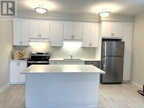 525 Erinbrook Dr in Kitchener, ON - Building Photo - Building Photo