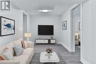 880 College St in Toronto, ON - Building Photo - Building Photo