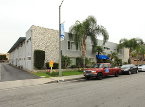 Caribe in Bellflower, CA - Foto de edificio - Building Photo