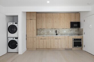 167 First Avenue in New York, NY - Foto de edificio - Building Photo