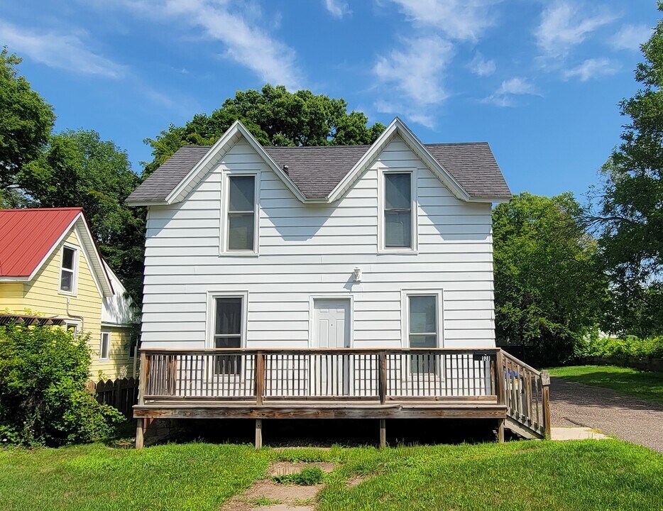 528 Broadway St in Eau Claire, WI - Building Photo
