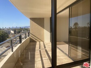 4265 Marina City Dr in Marina Del Rey, CA - Foto de edificio - Building Photo