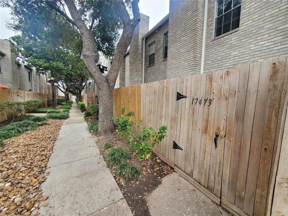 17473 Red Oak Dr in Houston, TX - Building Photo