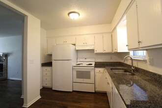 121 N Saxony Dr in Olathe, KS - Building Photo - Building Photo