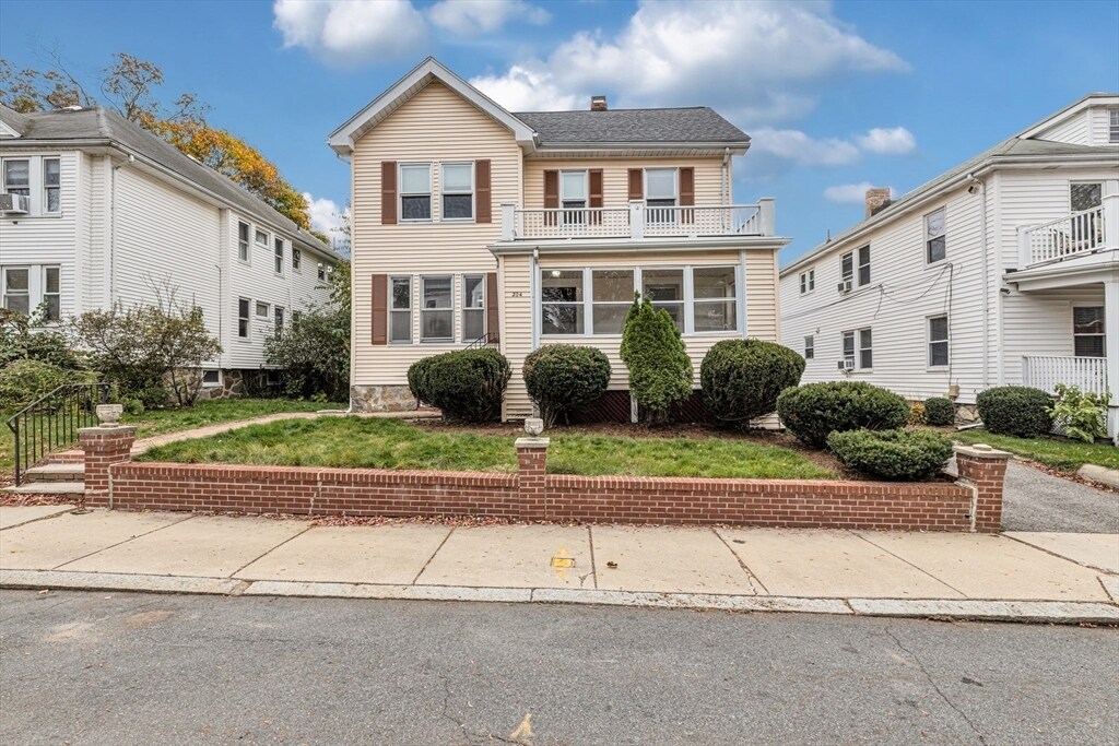 204 Maple St in Boston, MA - Building Photo