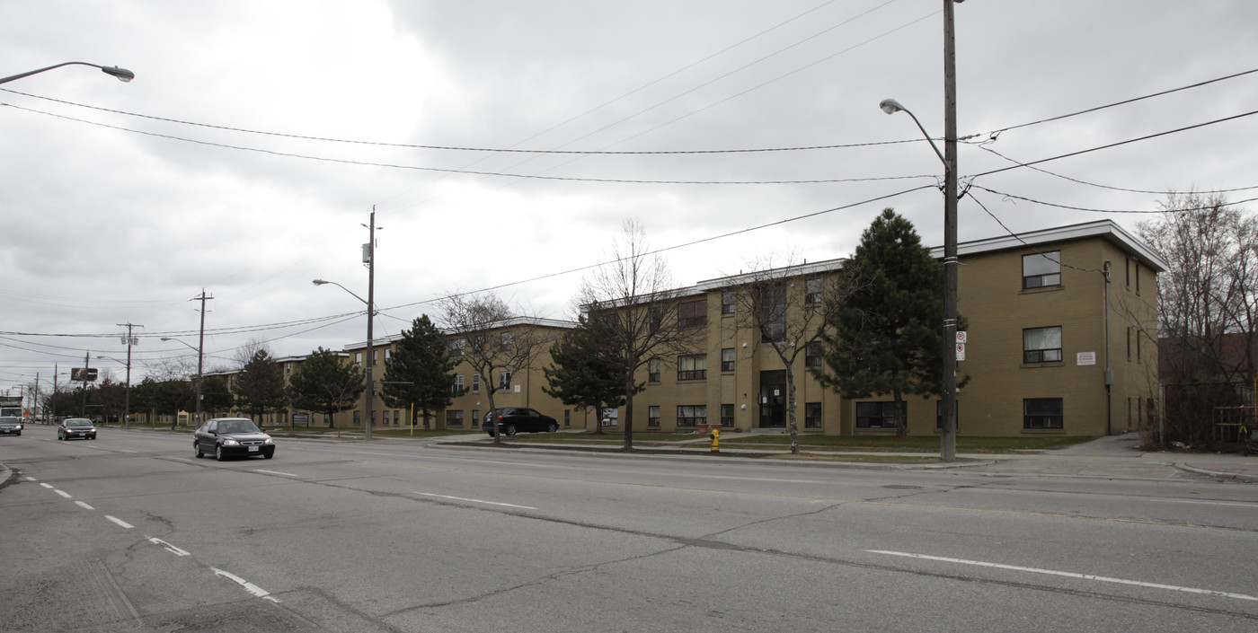 Winston Park Apartments in Toronto, ON - Building Photo