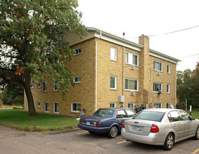 2220 South Ave E in North St. Paul, MN - Foto de edificio - Building Photo