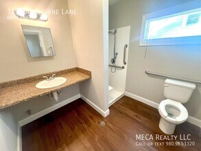 715 Hawthorne Ln in Charlotte, NC - Building Photo - Building Photo