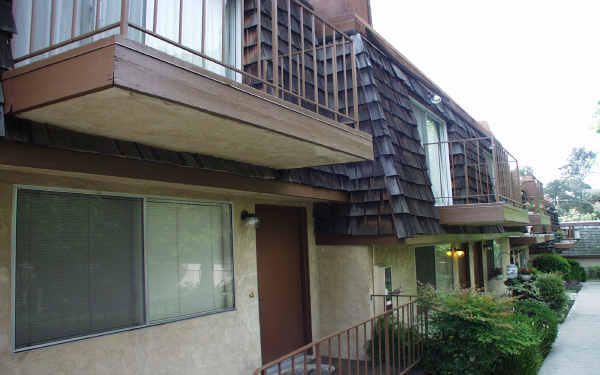 5637 Lake Park Way in La Mesa, CA - Foto de edificio - Building Photo