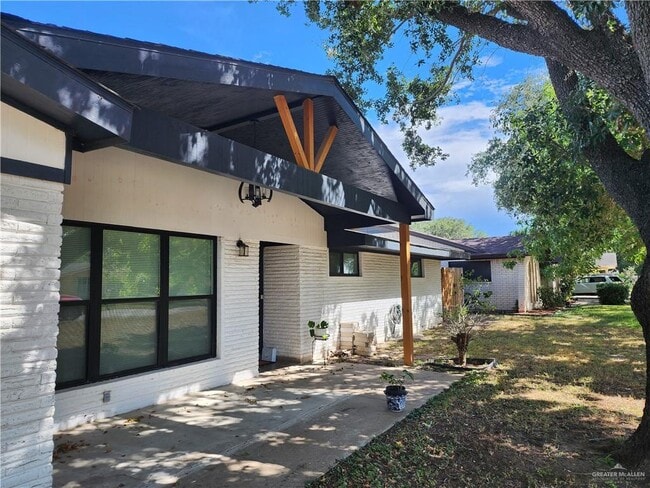 25 S 15th Ave in Edinburg, TX - Foto de edificio - Building Photo