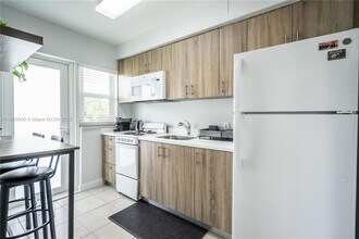 117 S Shore Dr in Miami Beach, FL - Foto de edificio - Building Photo