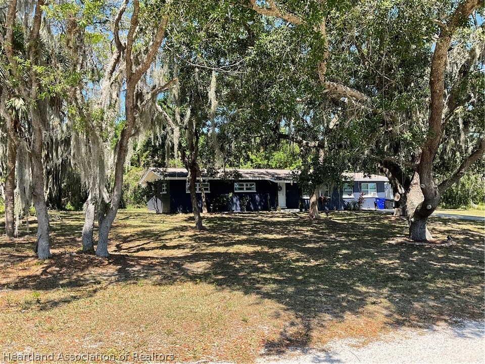 7519 Nighthawk Ave in Sebring, FL - Foto de edificio