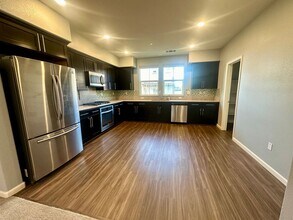 102 Fanuncio Ln in Hayward, CA - Building Photo - Building Photo