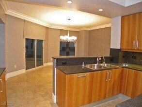 2747 Paradise Rd in Las Vegas, NV - Building Photo - Building Photo