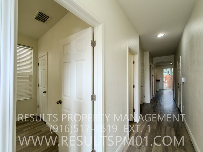 3696 Naturita Way in Sacramento, CA - Building Photo - Building Photo