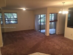 1060 N Hiatus Rd, Unit 1060 in Pembroke Pines, FL - Building Photo - Building Photo